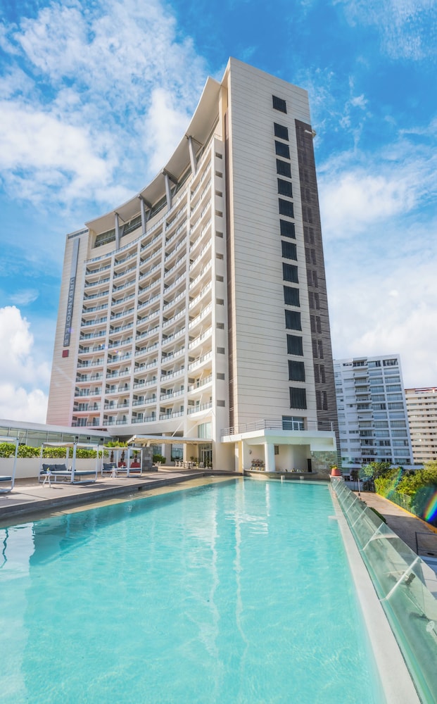 Krystal Urban Cancun & Beach Club — Hotel building in Cancun, Quintana Roo