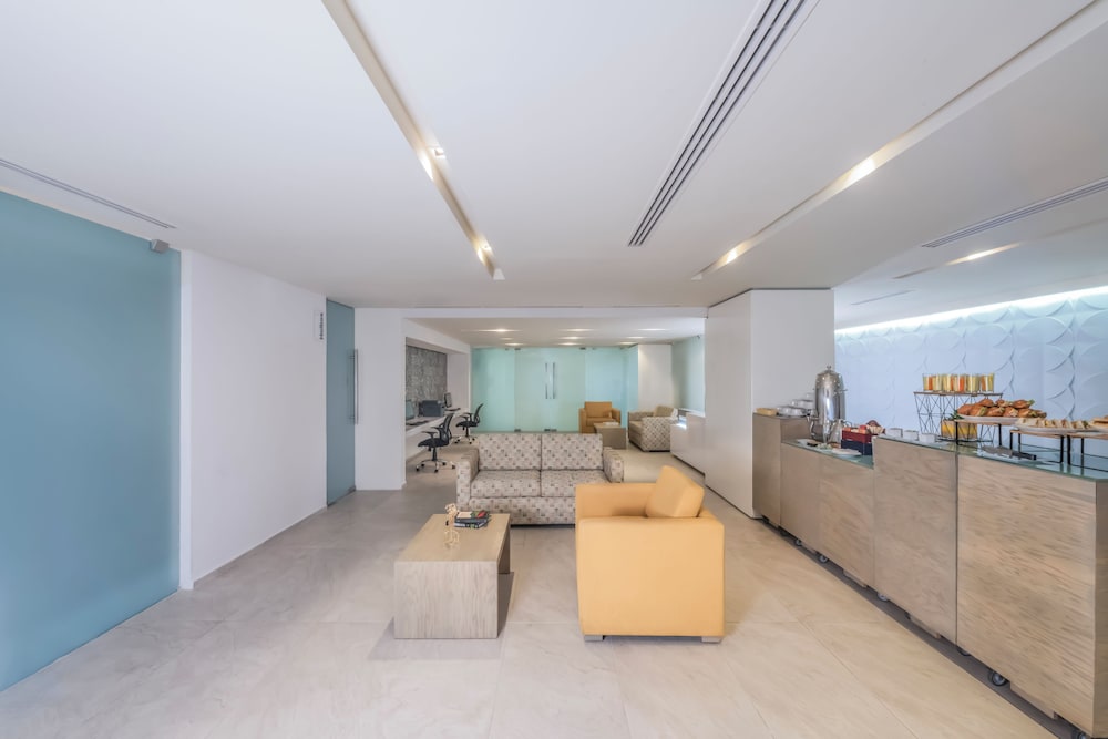 Krystal Urban Cancun & Beach Club — Hotel building in Cancun, Quintana Roo