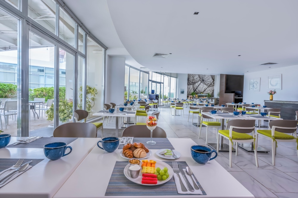 Krystal Urban Cancun & Beach Club — Restaurant & bars in Cancun, Quintana Roo