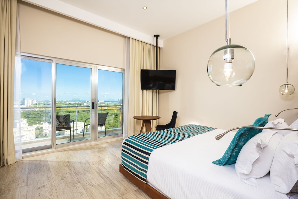 Krystal Urban Cancun & Beach Club — Hotel rooms in Cancun, Quintana Roo