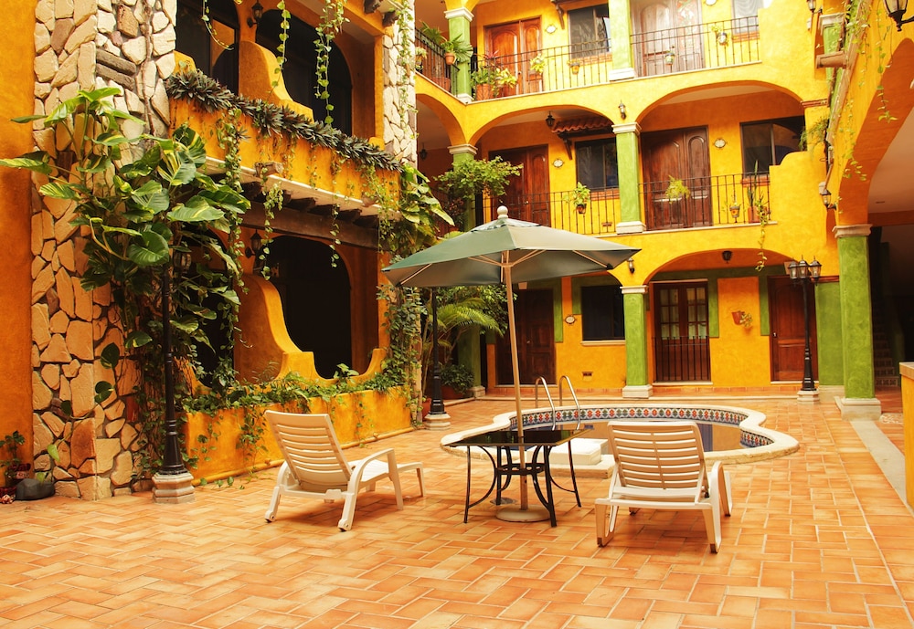 Hotel Hacienda Del Caribe — Hotel building in Playa del Carmen, Quintana Roo