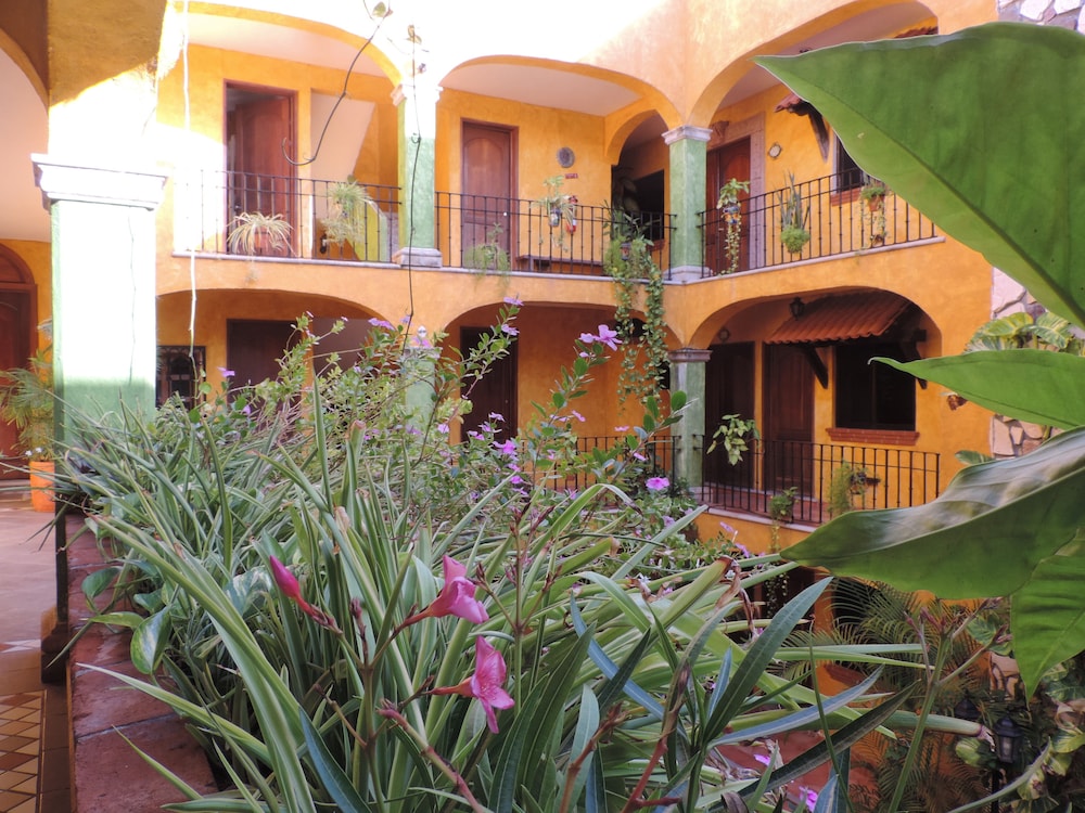 Hotel Hacienda Del Caribe — Hotel building in Playa del Carmen, Quintana Roo