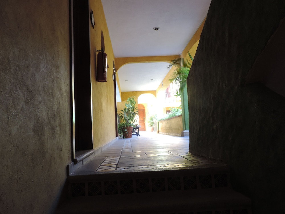 Hotel Hacienda Del Caribe — Hotel building in Playa del Carmen, Quintana Roo
