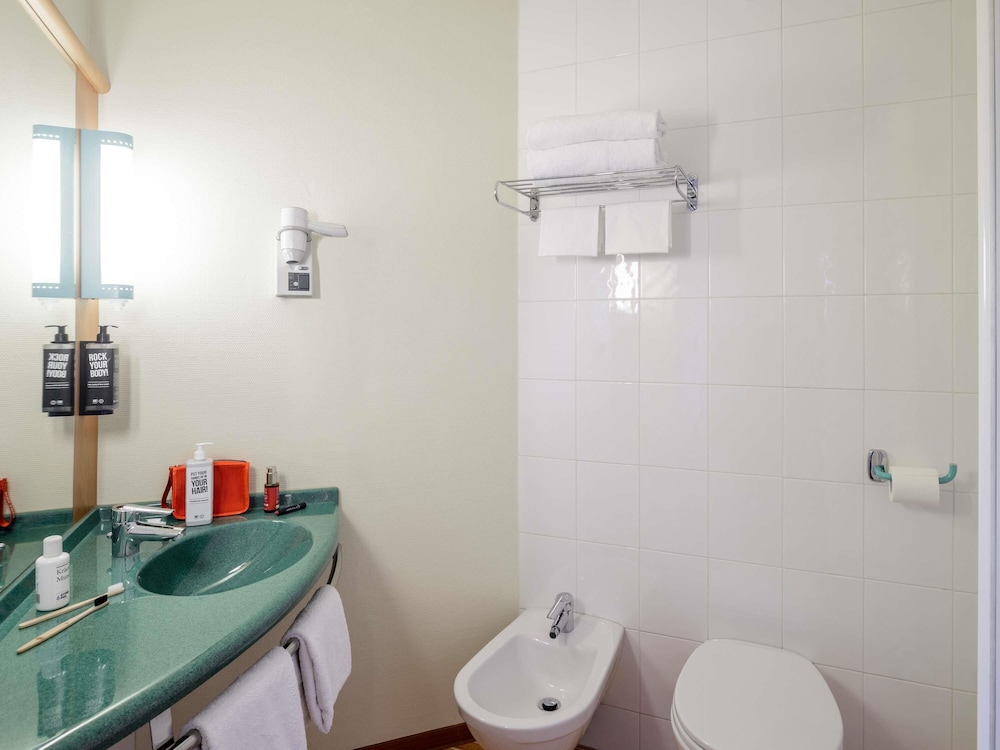 ibis Milano Malpensa Aeroporto — Hotel rooms in Cardano al Campo, Lombardy