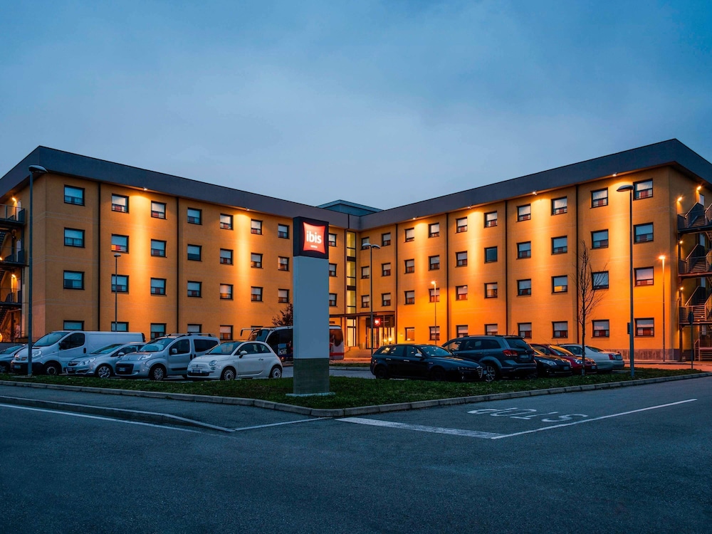 ibis Milano Malpensa Aeroporto — Hotel building in Cardano al Campo, Lombardy