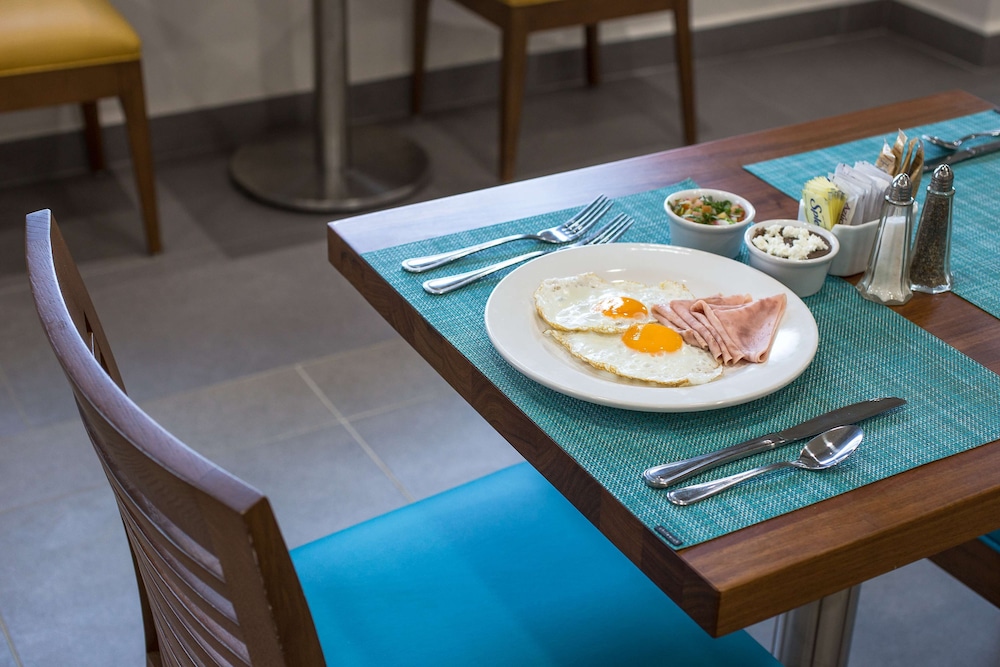 Courtyard by Marriott Playa del Carmen — Restaurant & bars in Playa del Carmen, Quintana Roo
