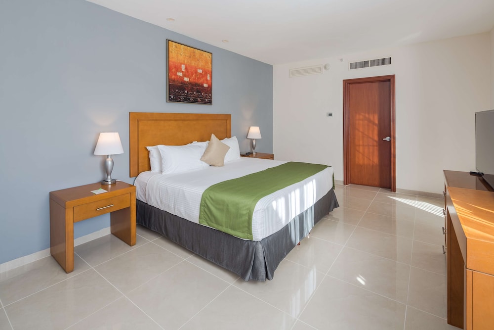 Courtyard by Marriott Playa del Carmen — Hotel rooms in Playa del Carmen, Quintana Roo