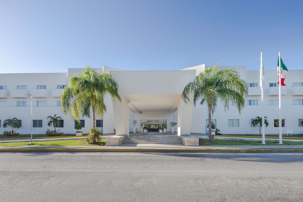 Courtyard by Marriott Playa del Carmen — Hotel building in Playa del Carmen, Quintana Roo