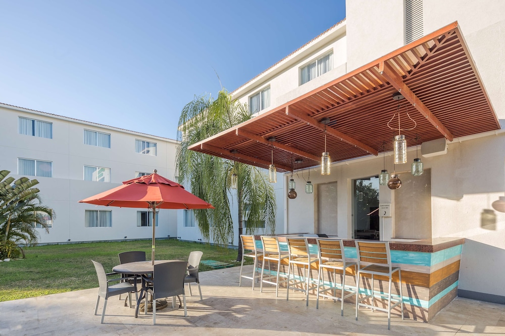 Courtyard by Marriott Playa del Carmen — Restaurant & bars in Playa del Carmen, Quintana Roo