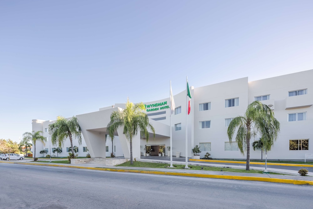 Courtyard by Marriott Playa del Carmen — Hotel building in Playa del Carmen, Quintana Roo