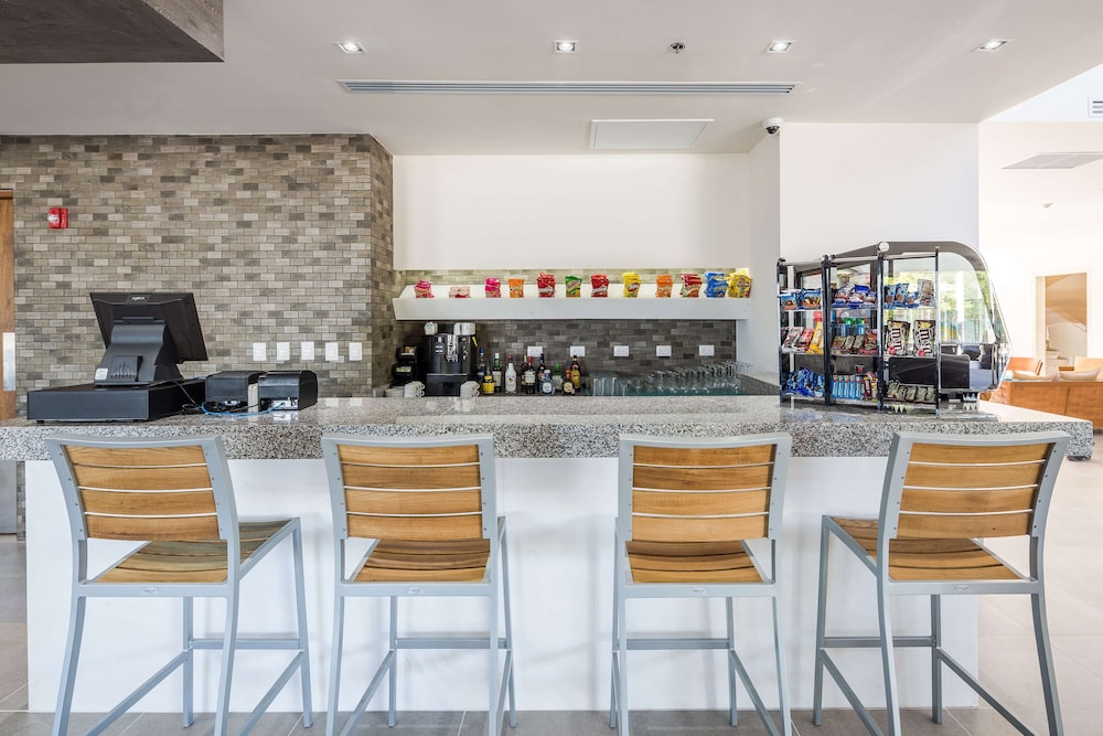 Courtyard by Marriott Playa del Carmen — Restaurant & bars in Playa del Carmen, Quintana Roo