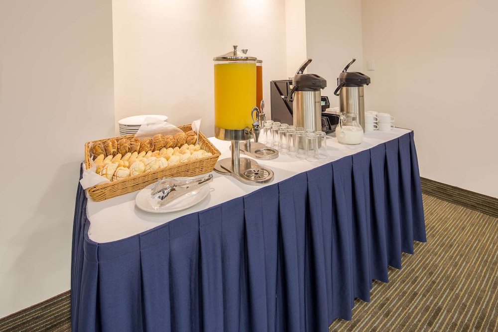 Courtyard by Marriott Playa del Carmen — Restaurant & bars in Playa del Carmen, Quintana Roo