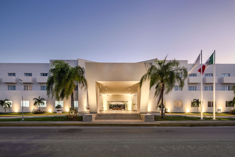 Courtyard by Marriott Playa del Carmen — Hotel building in Playa del Carmen, Quintana Roo