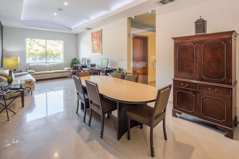 Courtyard by Marriott Playa del Carmen — Hotel building in Playa del Carmen, Quintana Roo