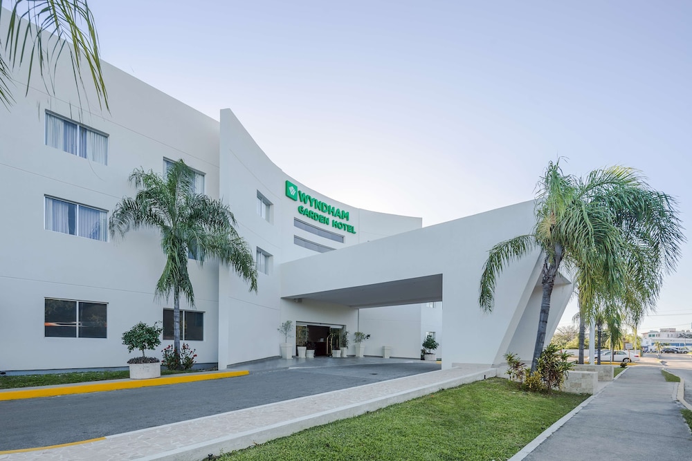 Courtyard by Marriott Playa del Carmen — Hotel building in Playa del Carmen, Quintana Roo