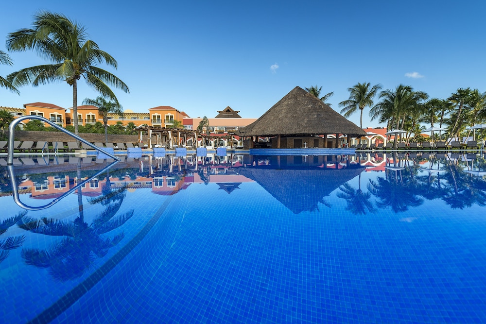 Ocean Coral Riviera Cancun All Inclusive — Swimming pool in Puerto Morelos, Quintana Roo