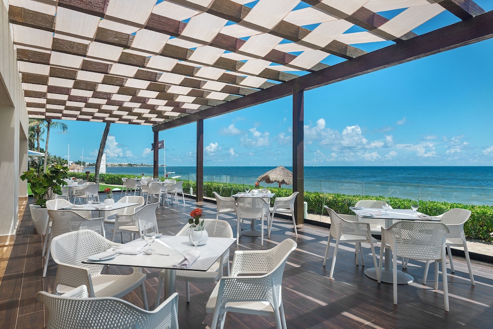 Ocean Coral Riviera Cancun All Inclusive — Restaurant & bars in Puerto Morelos, Quintana Roo