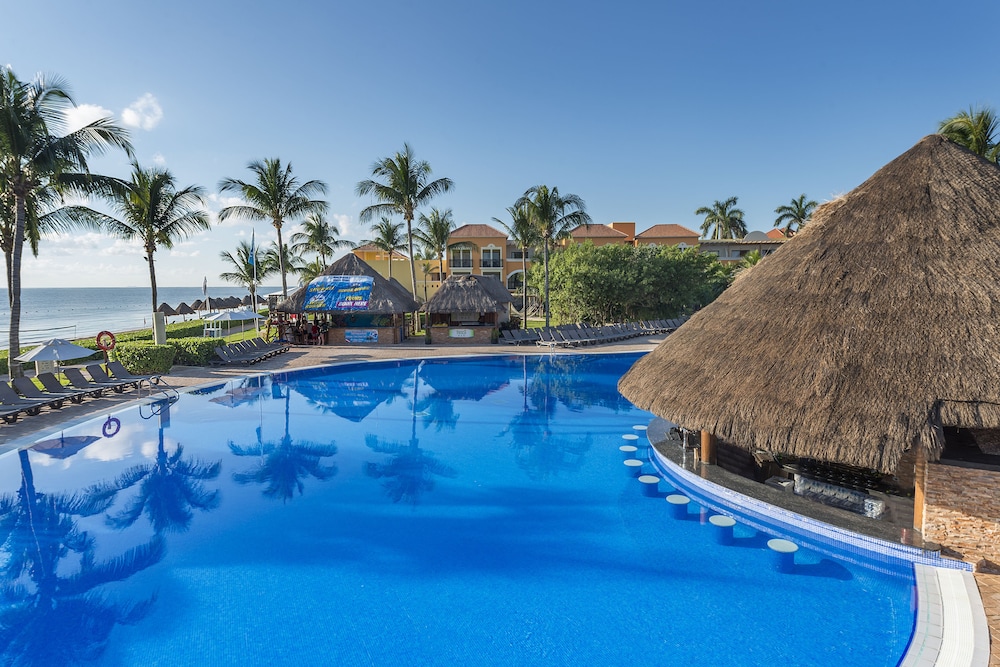 Ocean Coral Riviera Cancun All Inclusive — Swimming pool in Puerto Morelos, Quintana Roo