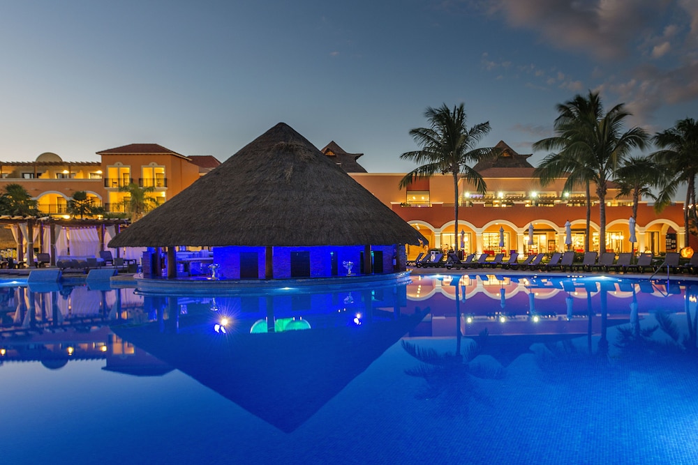 Ocean Coral Riviera Cancun All Inclusive — Swimming pool in Puerto Morelos, Quintana Roo