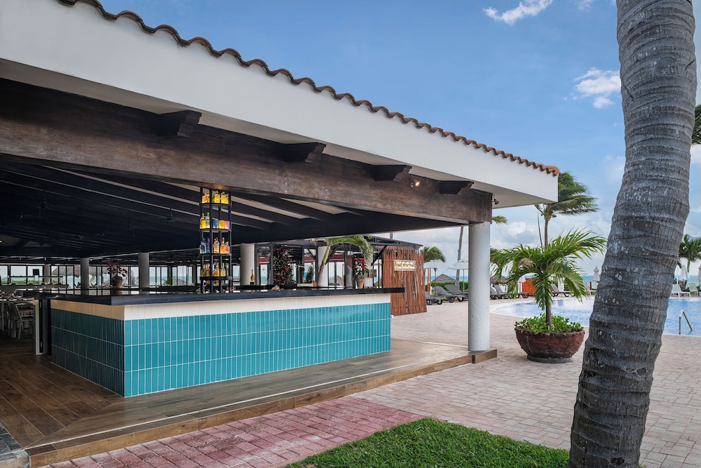Ocean Coral Riviera Cancun All Inclusive — Restaurant & bars in Puerto Morelos, Quintana Roo