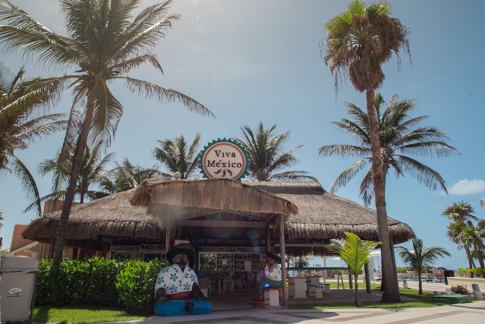 Wyndham Grand Cancun All Inclusive Resort & Villas — Restaurant & bars in Cancun, Quintana Roo