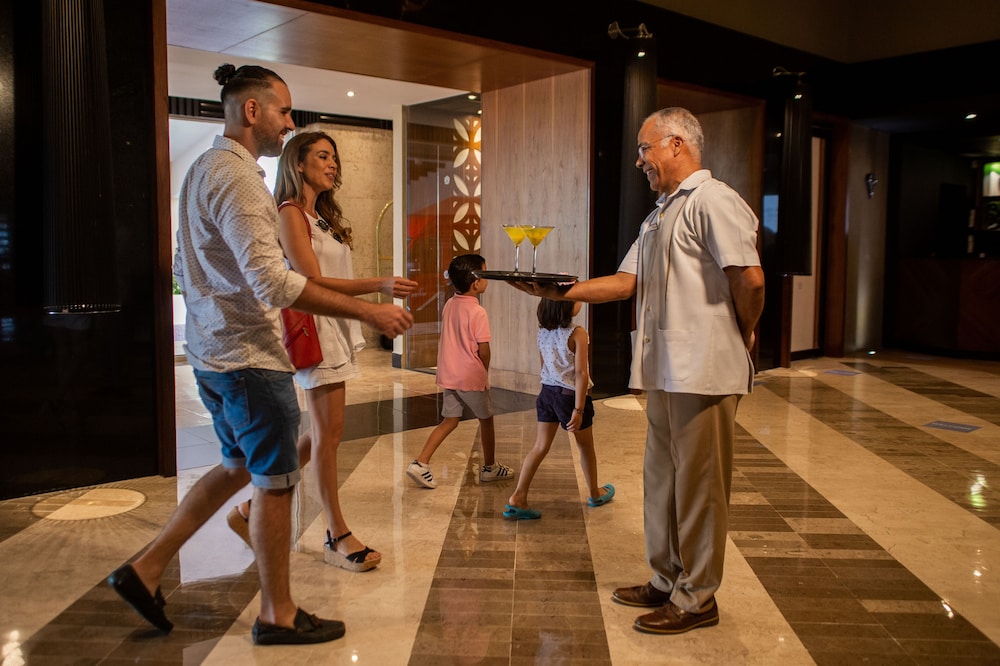 Wyndham Grand Cancun All Inclusive Resort & Villas — Hotel building in Cancun, Quintana Roo