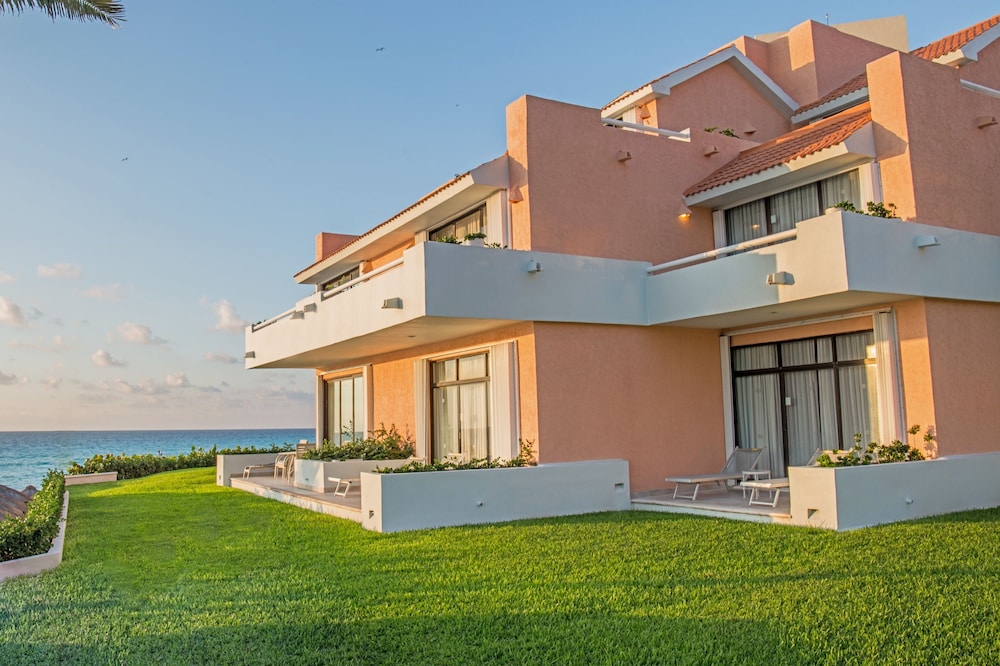 Wyndham Grand Cancun All Inclusive Resort & Villas — Hotel building in Cancun, Quintana Roo