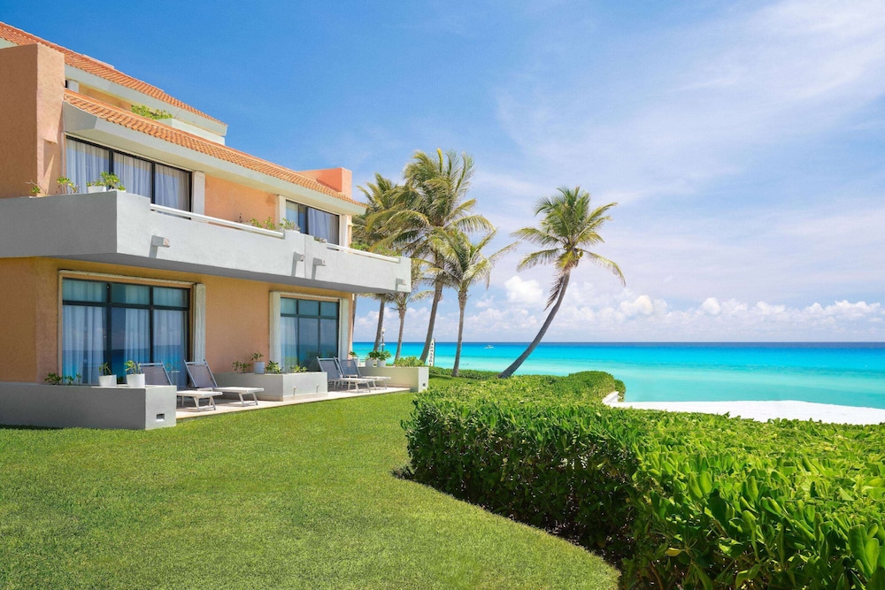 Wyndham Grand Cancun All Inclusive Resort & Villas — Hotel building in Cancun, Quintana Roo