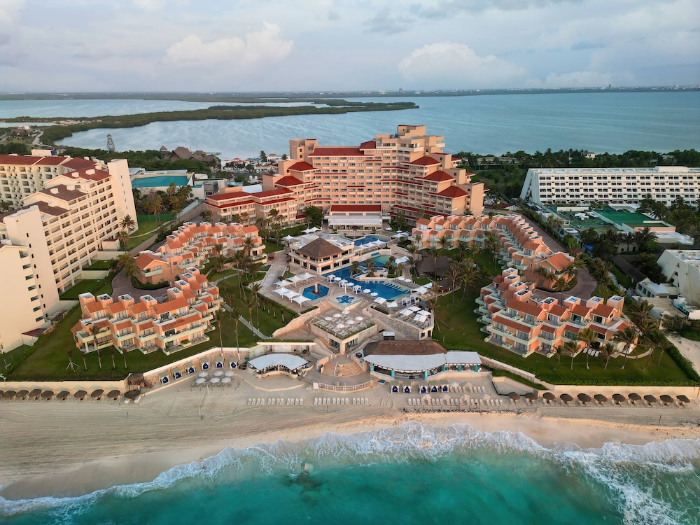 Wyndham Grand Cancun All Inclusive Resort & Villas — Hotel building in Cancun, Quintana Roo