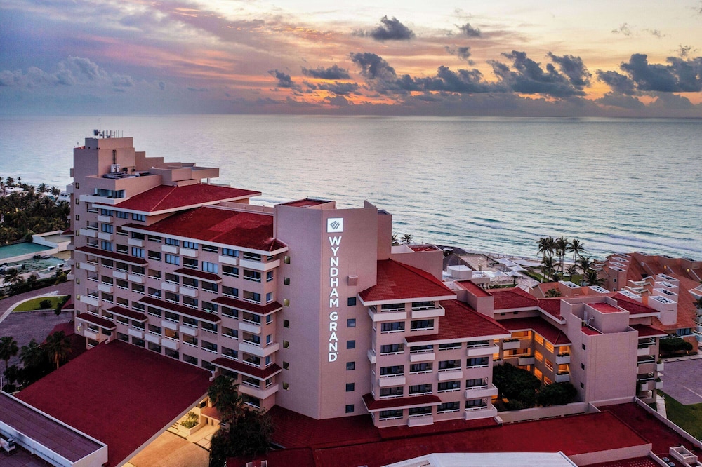 Wyndham Grand Cancun All Inclusive Resort & Villas — Hotel building in Cancun, Quintana Roo