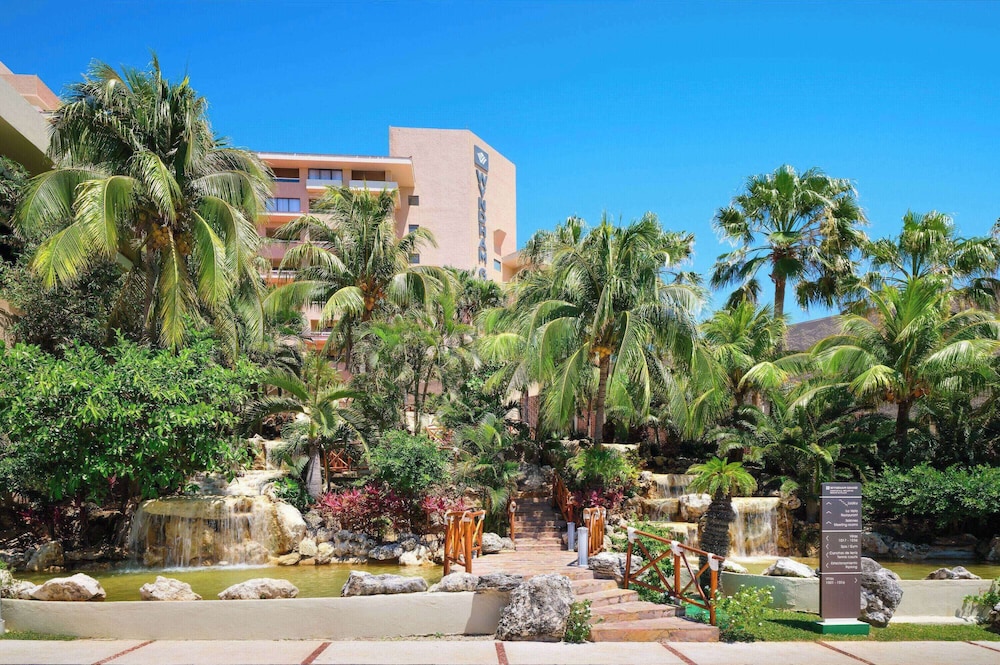 Wyndham Grand Cancun All Inclusive Resort & Villas — Hotel building in Cancun, Quintana Roo