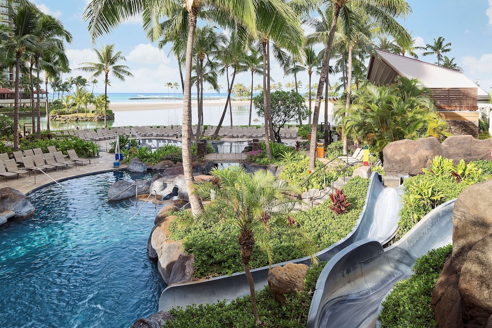 Hilton Grand Vacations Club Grand Waikikian Honolulu — Swimming pool in Honolulu, Hawaii
