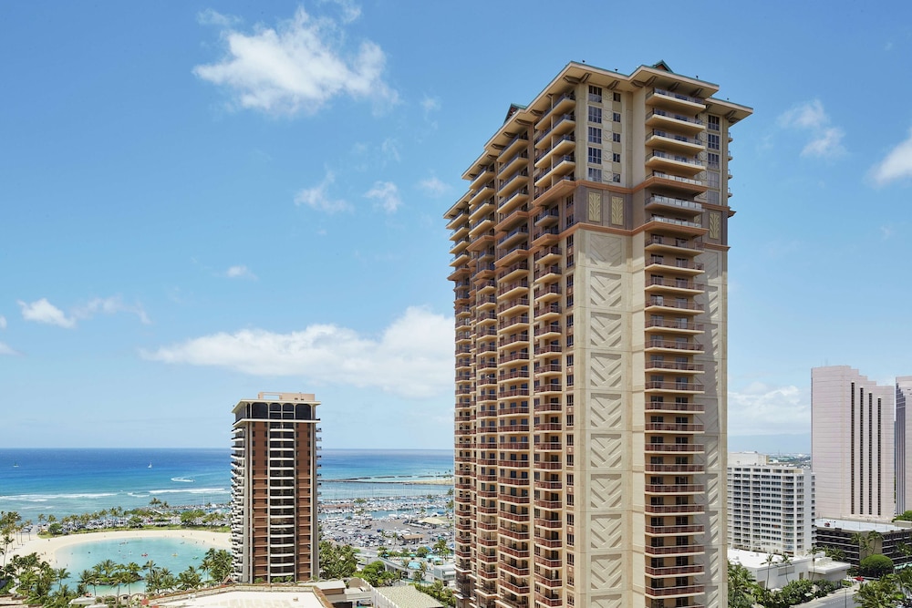 Hilton Grand Vacations Club Grand Waikikian Honolulu — Hotel building in Honolulu, Hawaii