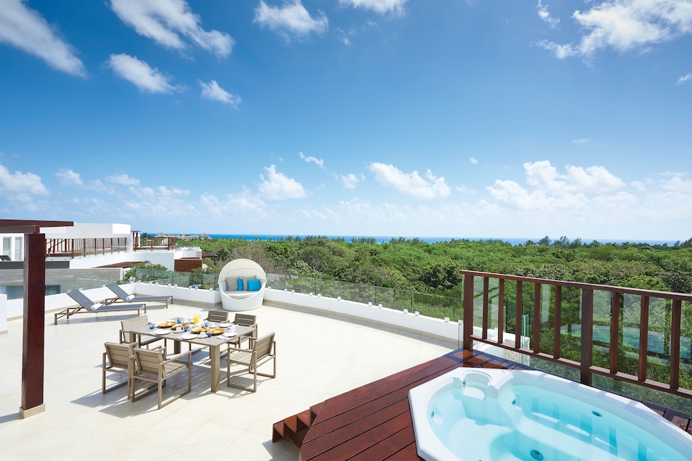 The Fives Beach Hotel - Á la Carte All Inclusive — Hotel building in Playa del Carmen, Quintana Roo