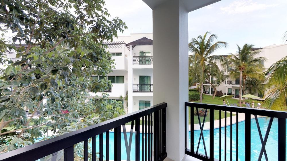 The Fives Beach Hotel - Á la Carte All Inclusive — Hotel building in Playa del Carmen, Quintana Roo