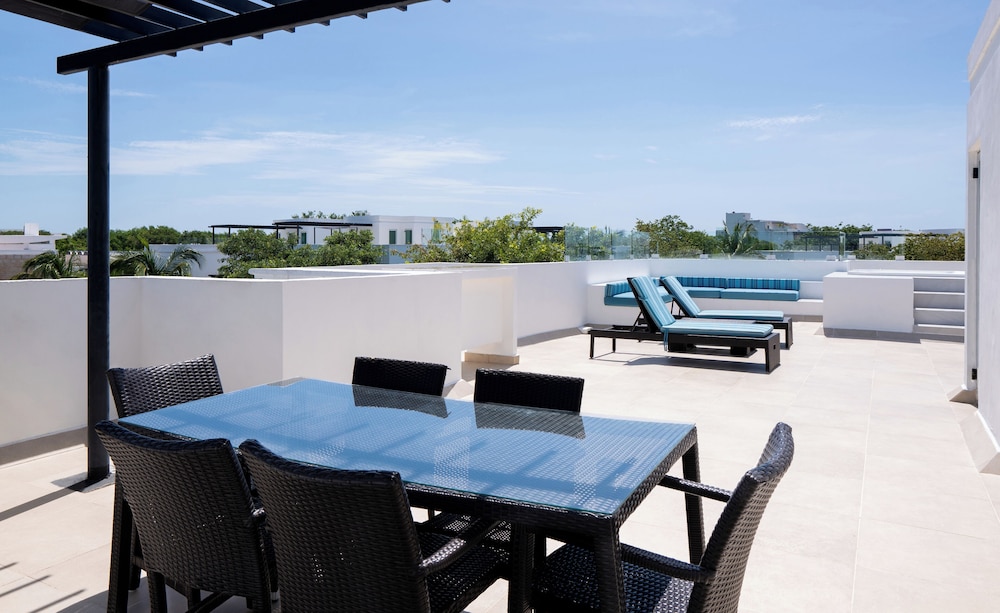 The Fives Beach Hotel - Á la Carte All Inclusive — Hotel building in Playa del Carmen, Quintana Roo