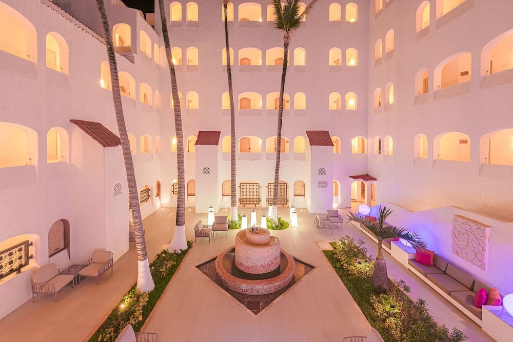 GR Solaris Caribe Adults Only - All Inclusive — Hotel building in Cancun, Quintana Roo