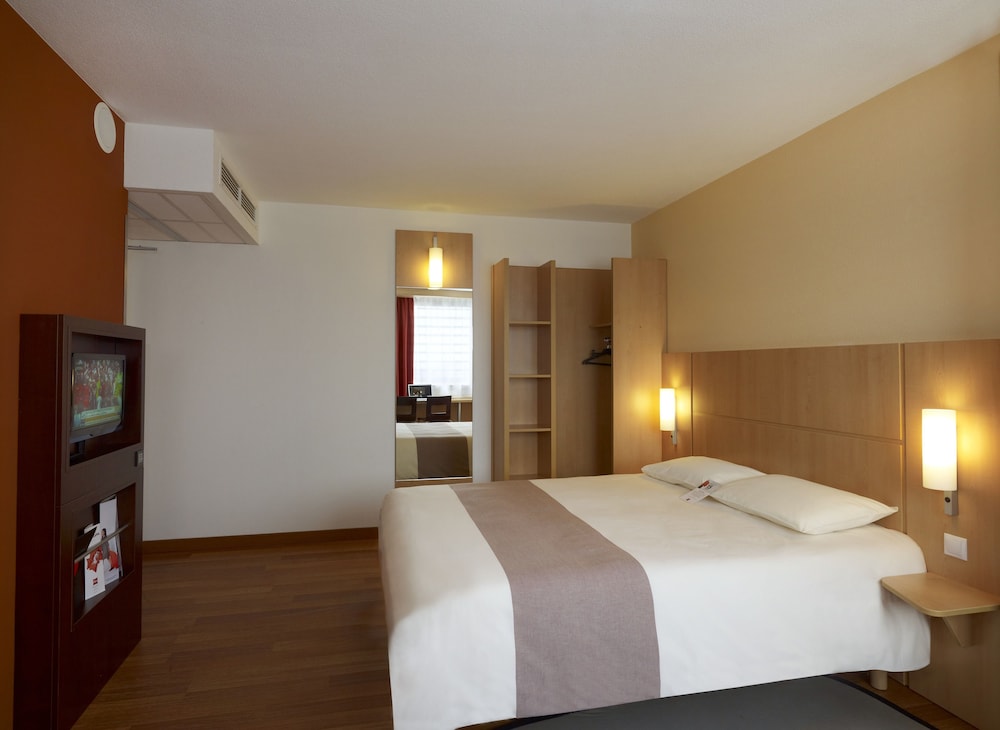 ibis Krakow Stare Miasto — Hotel rooms in Krakow, Lesser Poland