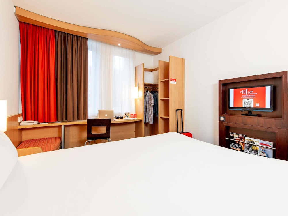 ibis Krakow Stare Miasto — Hotel rooms in Krakow, Lesser Poland