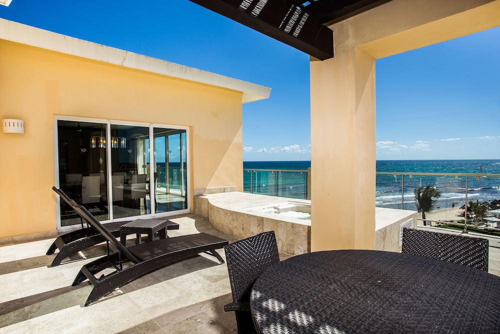 Dreams Jade Resort & Spa - All Inclusive — Hotel building in Puerto Morelos, Quintana Roo