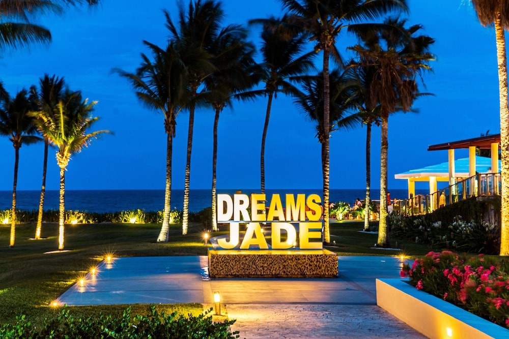 Dreams Jade Resort & Spa - All Inclusive — Hotel building in Puerto Morelos, Quintana Roo