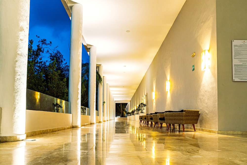 Dreams Jade Resort & Spa - All Inclusive — Hotel building in Puerto Morelos, Quintana Roo