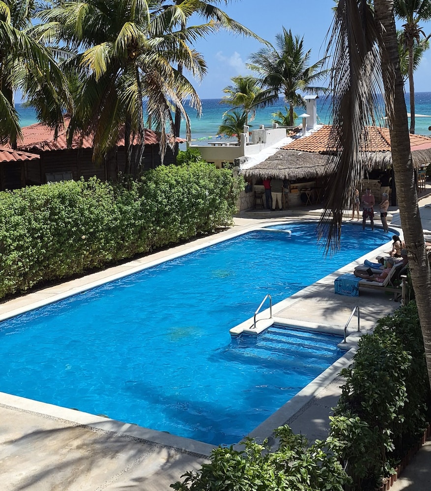 Petit Lafitte Beachfront Hotel & Bungalows — Swimming pool in Playa del Carmen, Quintana Roo