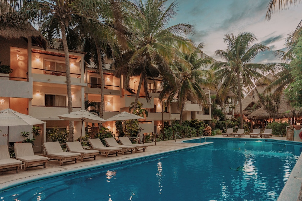 Petit Lafitte Beachfront Hotel & Bungalows — Swimming pool in Playa del Carmen, Quintana Roo