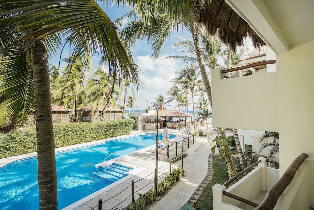 Petit Lafitte Beachfront Hotel & Bungalows — Swimming pool in Playa del Carmen, Quintana Roo