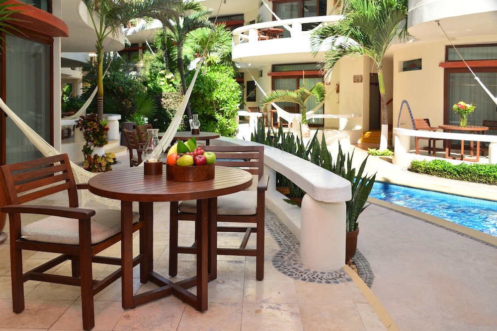 Playa Palms Beach Hotel — Hotel building in Playa del Carmen, Quintana Roo