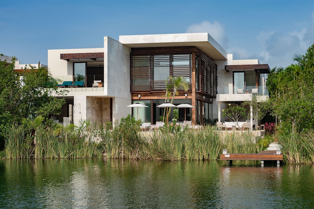 Rosewood Mayakoba — Hotel building in Playa del Carmen, Quintana Roo