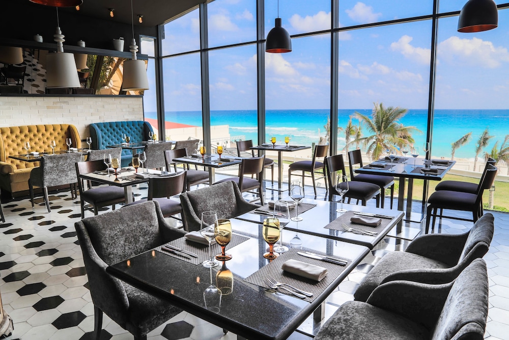 Sandos Cancún All Inclusive - Adults Only — Restaurant & bars in Cancun, Quintana Roo