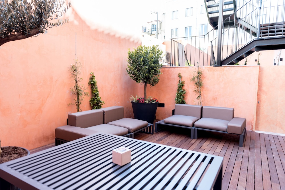 FLORA Chiado Apartments — Hotel building in Lisbon, Lisboa
