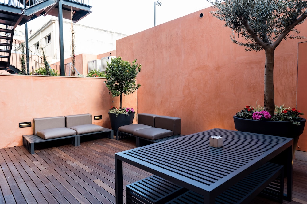 FLORA Chiado Apartments — Hotel building in Lisbon, Lisboa